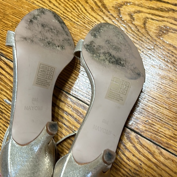 David’s Bridal Nayomi style gold glitter open toe heels. Good condition. Size 9 - Picture 7 of 10